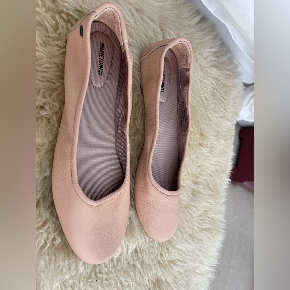 Minnetonka flats in size, color blush.